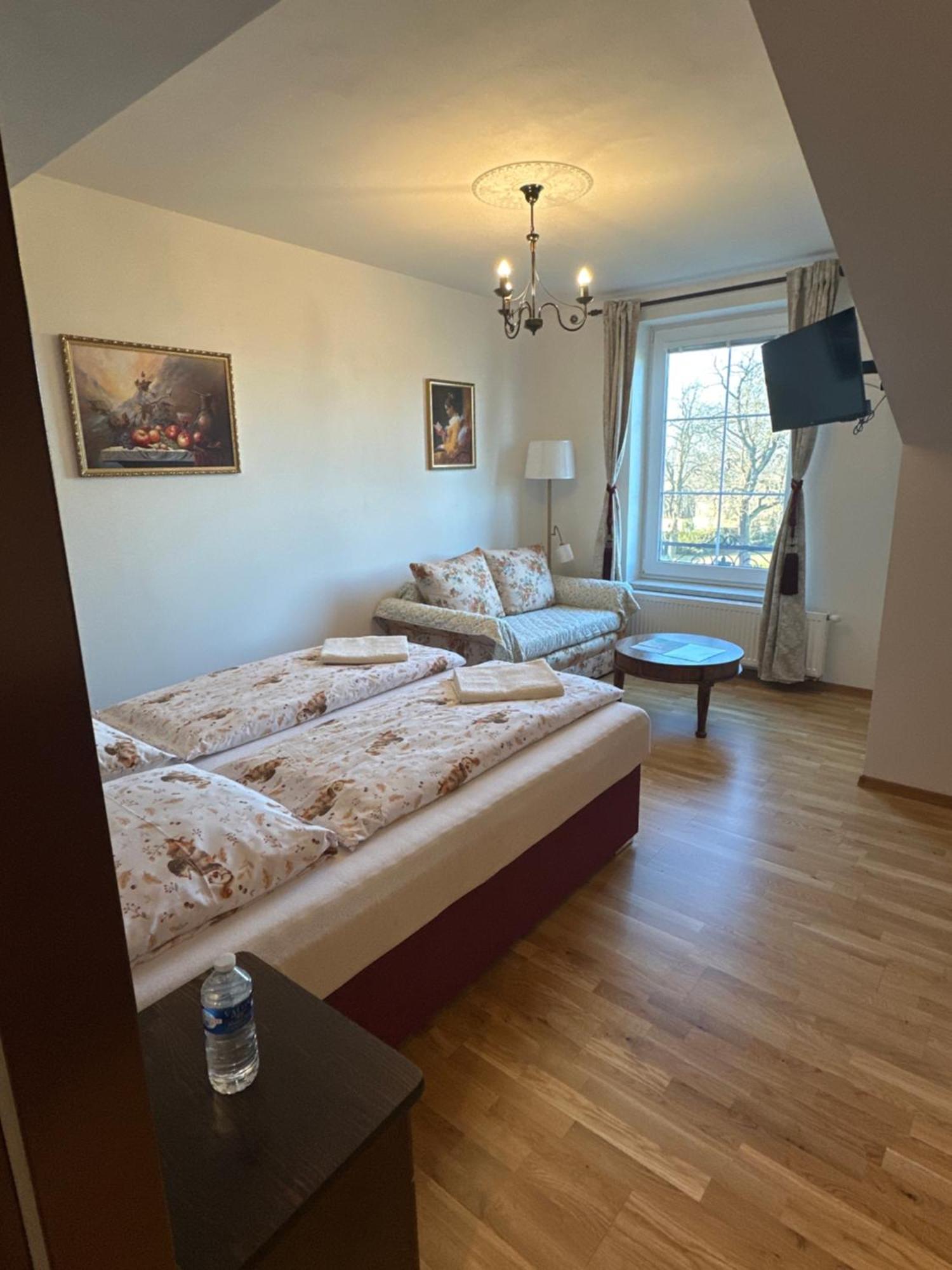Bynovecky Zamecek Hotel Kültér fotó